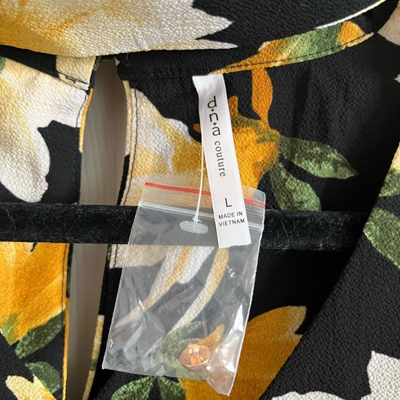 NWT-Black Floral Print Halter V-Neck with Gold Button Detail-Size L - Picture 2 of 4